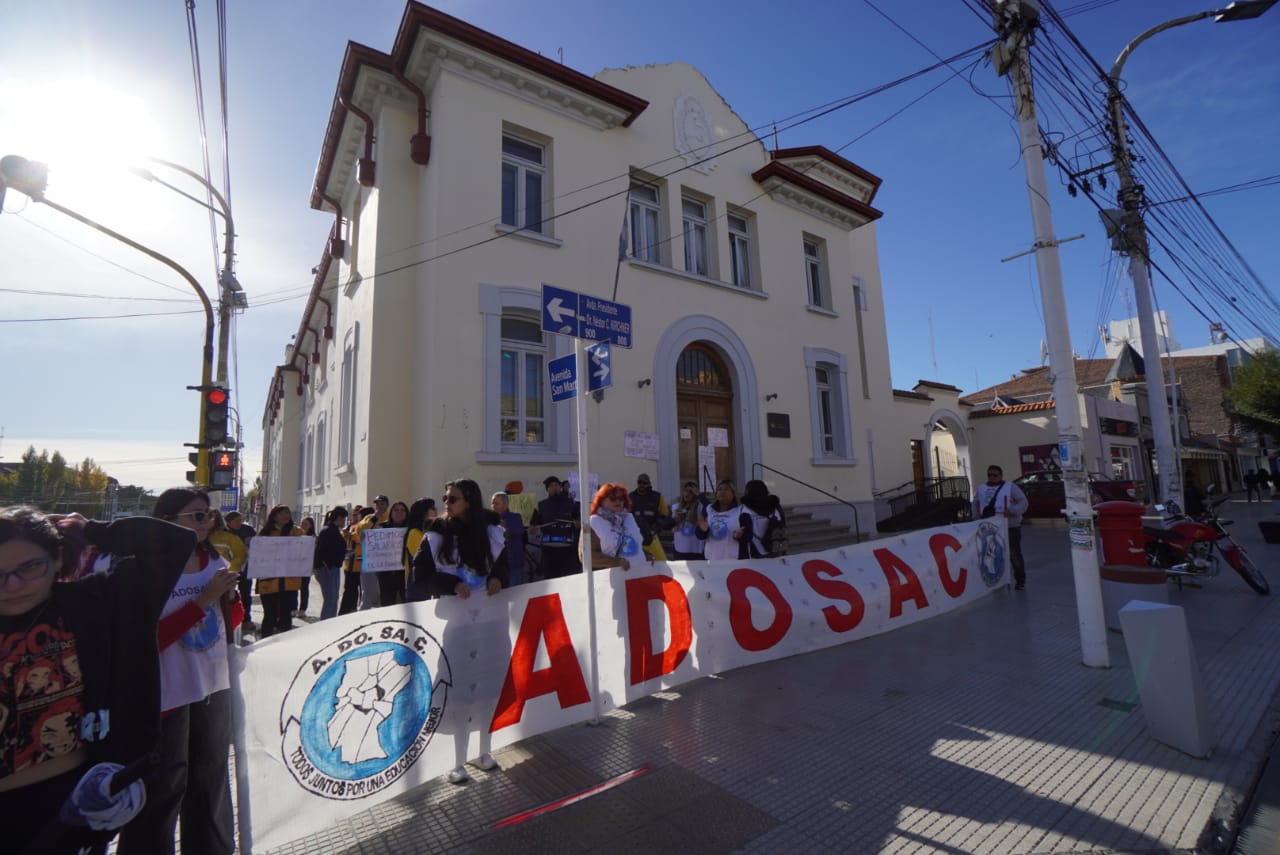  Marcha de docentes y trabajadores del correo el día del paro general del 10 de abril 2025 en Río Gallegos. FOTO: LEANDRO FRANCO / LA OPINIÓN AUSTRAL.
