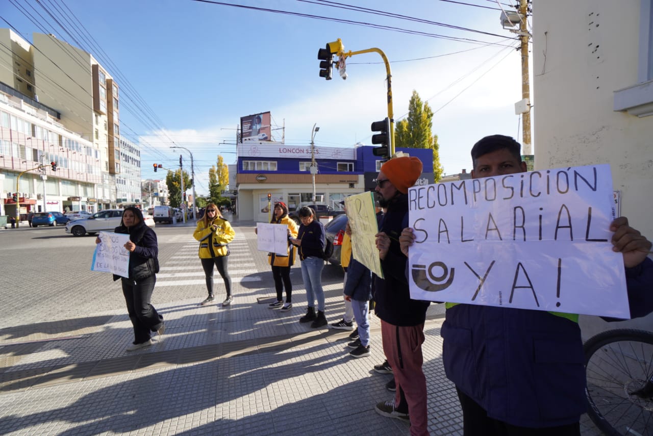  Marcha de docentes y trabajadores del correo el día del paro general del 10 de abril 2025 en Río Gallegos. FOTO: LEANDRO FRANCO / LA OPINIÓN AUSTRAL.