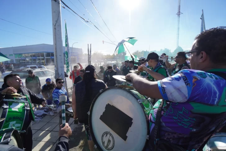 Marcha del la CGT en Río Gallegos del paro del 9 y 10 de abril. FOTO: LEANDRO FRANCO / LA OPINIÓN AUSTRAL. Marcha del la CGT en Río Gallegos del paro del 9 y 10 de abril. FOTO: LEANDRO FRANCO / LA OPINIÓN AUSTRAL.
