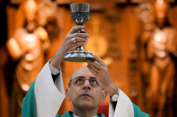  Monseñor Víctor Manuel Fernández, arzobispo de La Plata, oficia una misa en la catedral de La Plata, Argentina, el domingo 9 de julio de 2023. Fernández fue nombrado por el papa Francisco para dirigir el Dicasterio para la Doctrina de la Fe. (AP Foto/Natacha Pisarenko)