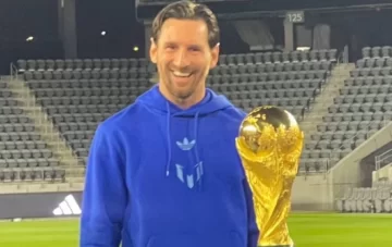 Pura emoción: Lionel Messi se volvió a encontrar con la Copa del Mundo