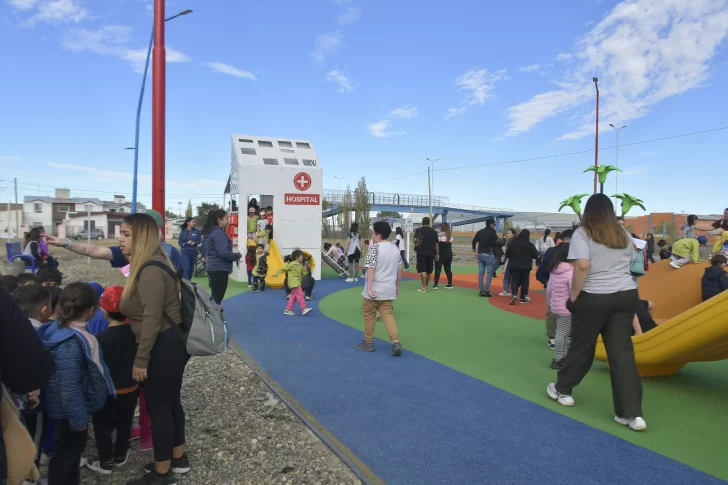 Con su Gabinete y rodeado de niños, Grasso inauguró la &#8220;Mini Ciudad&#8221;