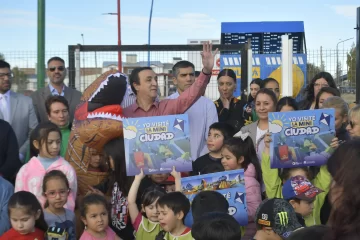 Con su Gabinete y rodeado de niños, Grasso inauguró la “Mini Ciudad”