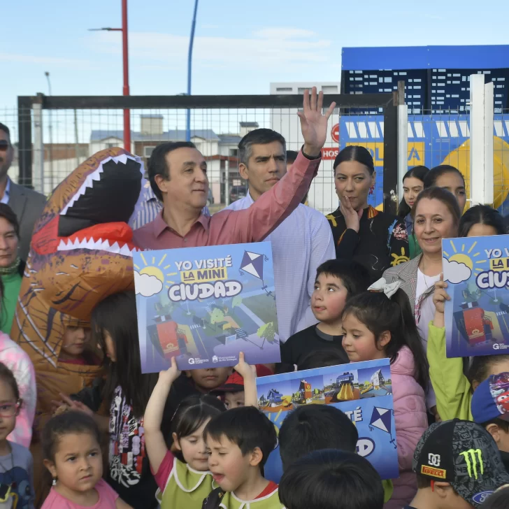 Con su Gabinete y rodeado de niños, Grasso inauguró la “Mini Ciudad”