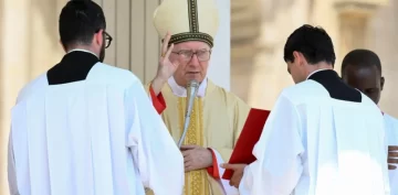 El cardenal Parolin, uno de los posibles sucesores de Francisco, pidió “acoger su legado” en una emotiva misa de luto