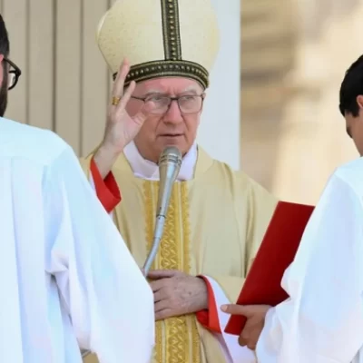 El cardenal Parolin, uno de los posibles sucesores de Francisco, pidió “acoger su legado” en una emotiva misa de luto
