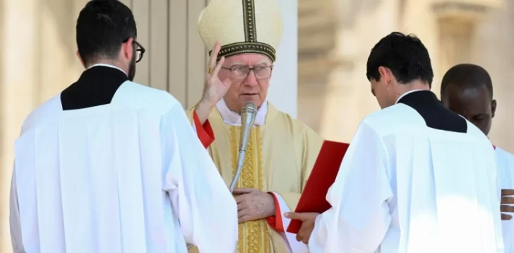 El cardenal Parolin, uno de los posibles sucesores de Francisco, pidió “acoger su legado” en una emotiva misa de luto