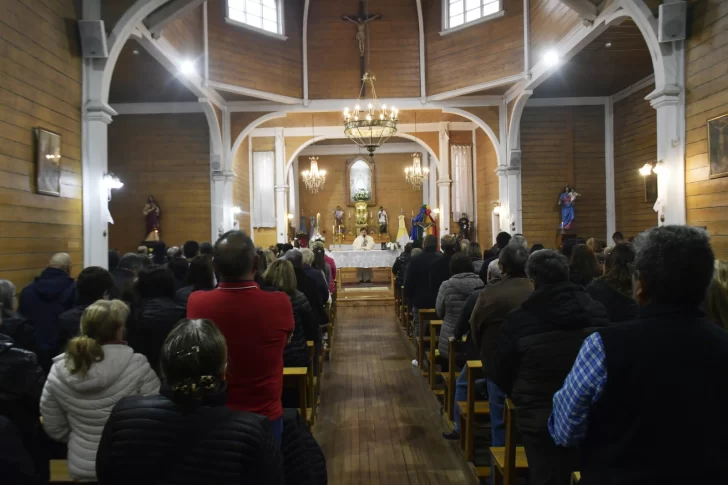 El padre Ariel Silguero presidió la Misa de Pascua en la Catedral de Río Gallegos