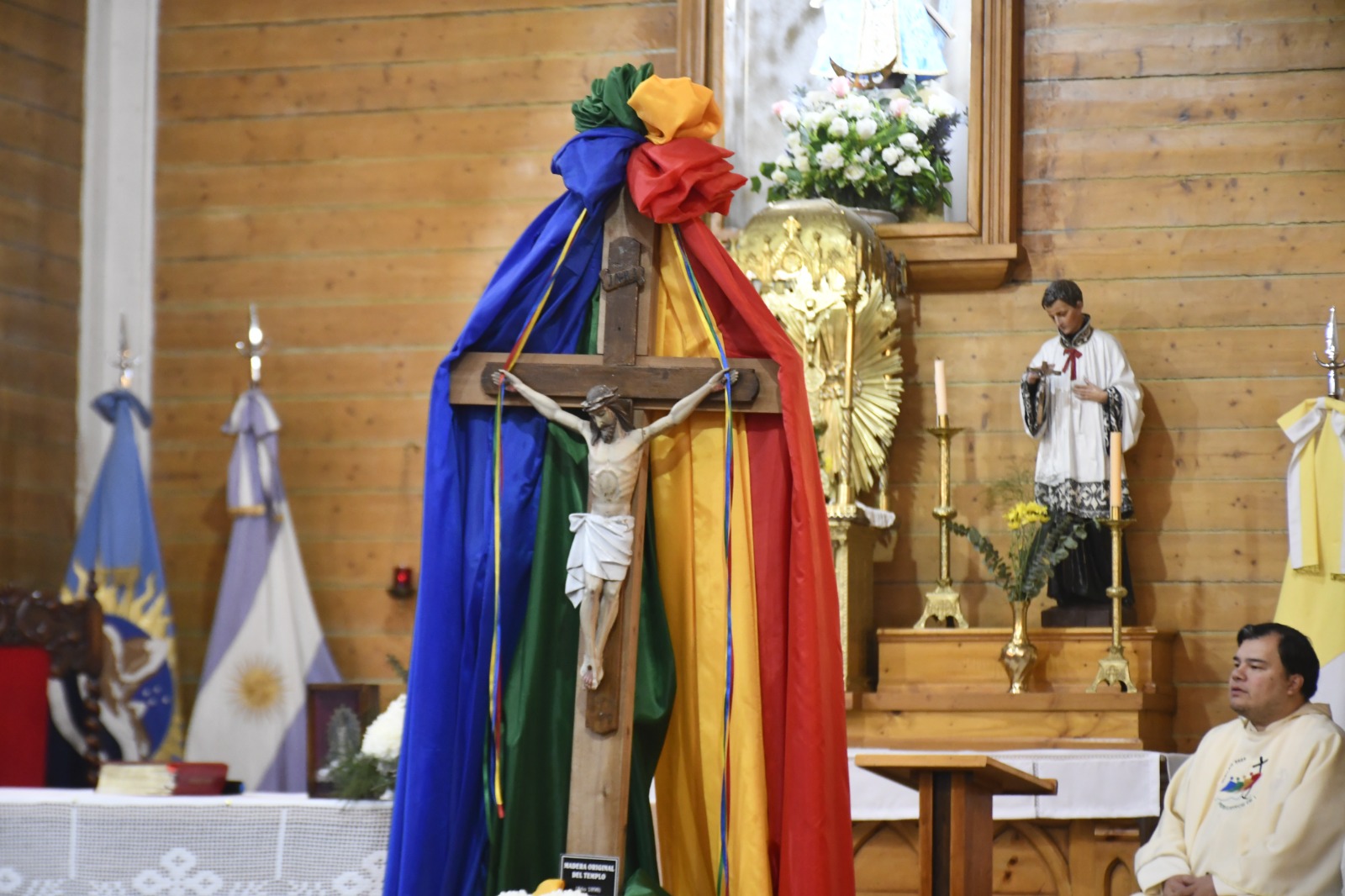 El padre Ariel Silguero presidió la Misa de Pascua en la Catedral de Río Gallegos