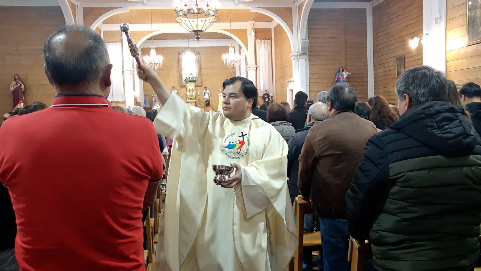 El padre Ariel Silguero presidió la Misa de Pascua en la Catedral de Río Gallegos