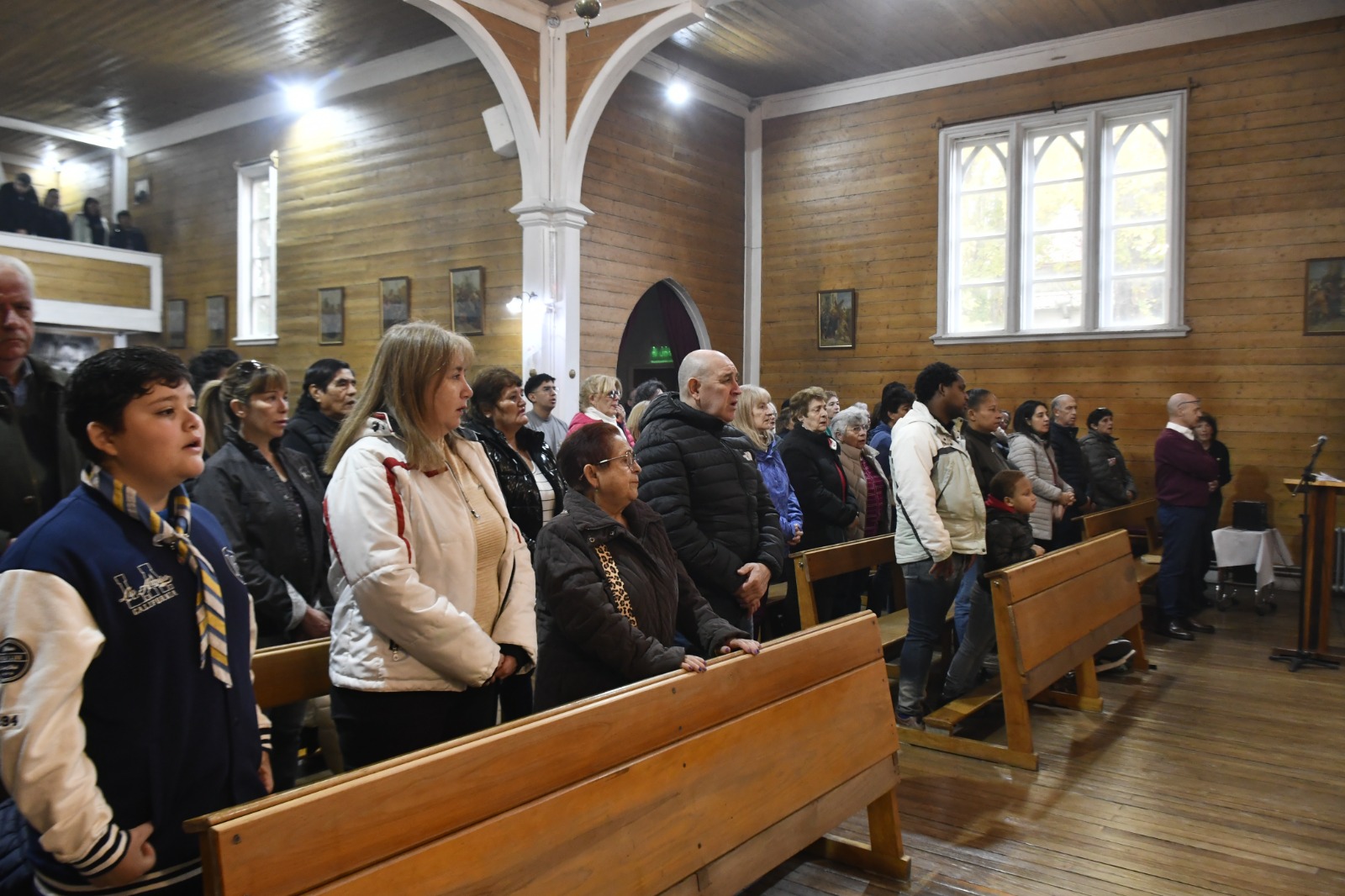 El padre Ariel Silguero presidió la Misa de Pascua en la Catedral de Río Gallegos