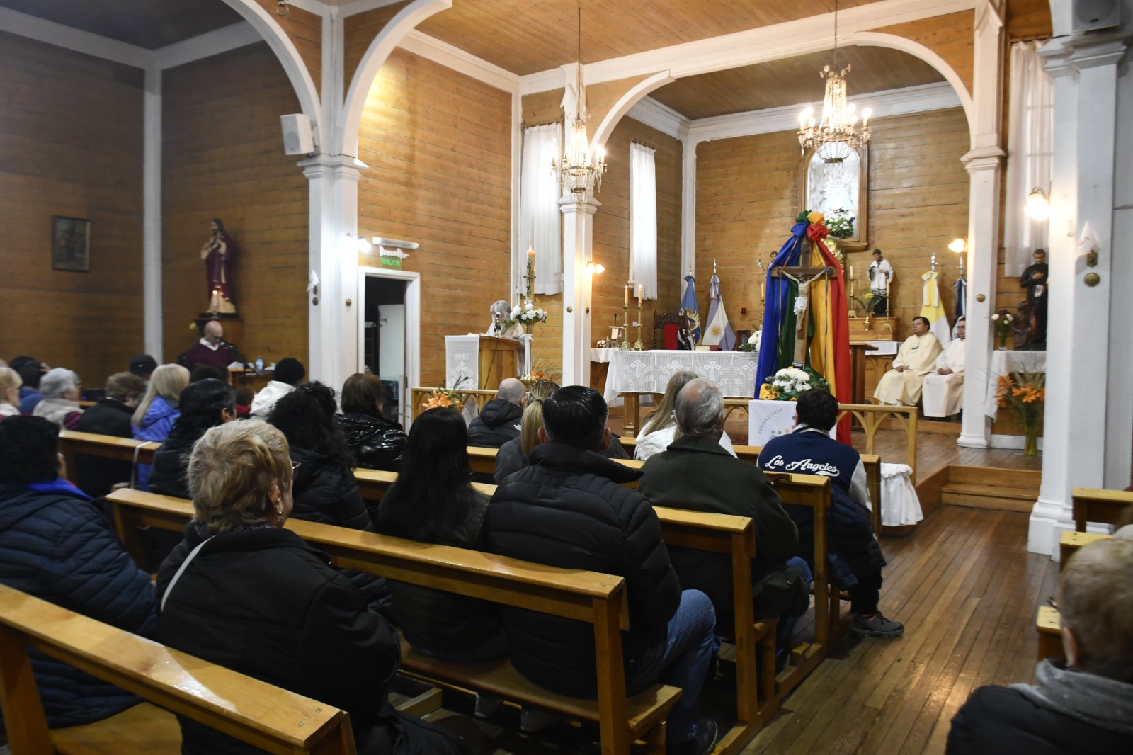 El padre Ariel Silguero presidió la Misa de Pascua en la Catedral de Río Gallegos