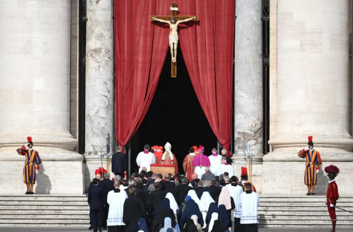 Muerte del papa Francisco: su féretro fue trasladado a la Basílica de San Pedro para su despedida