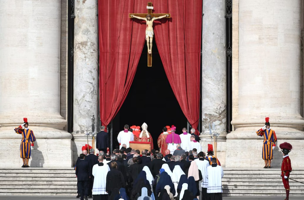 Muerte del papa Francisco: su féretro fue trasladado a la Basílica de San Pedro para su despedida