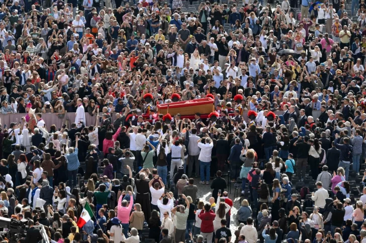 EN VIVO. Miles de fieles despiden al papa Francisco en la Basílica de San Pedro