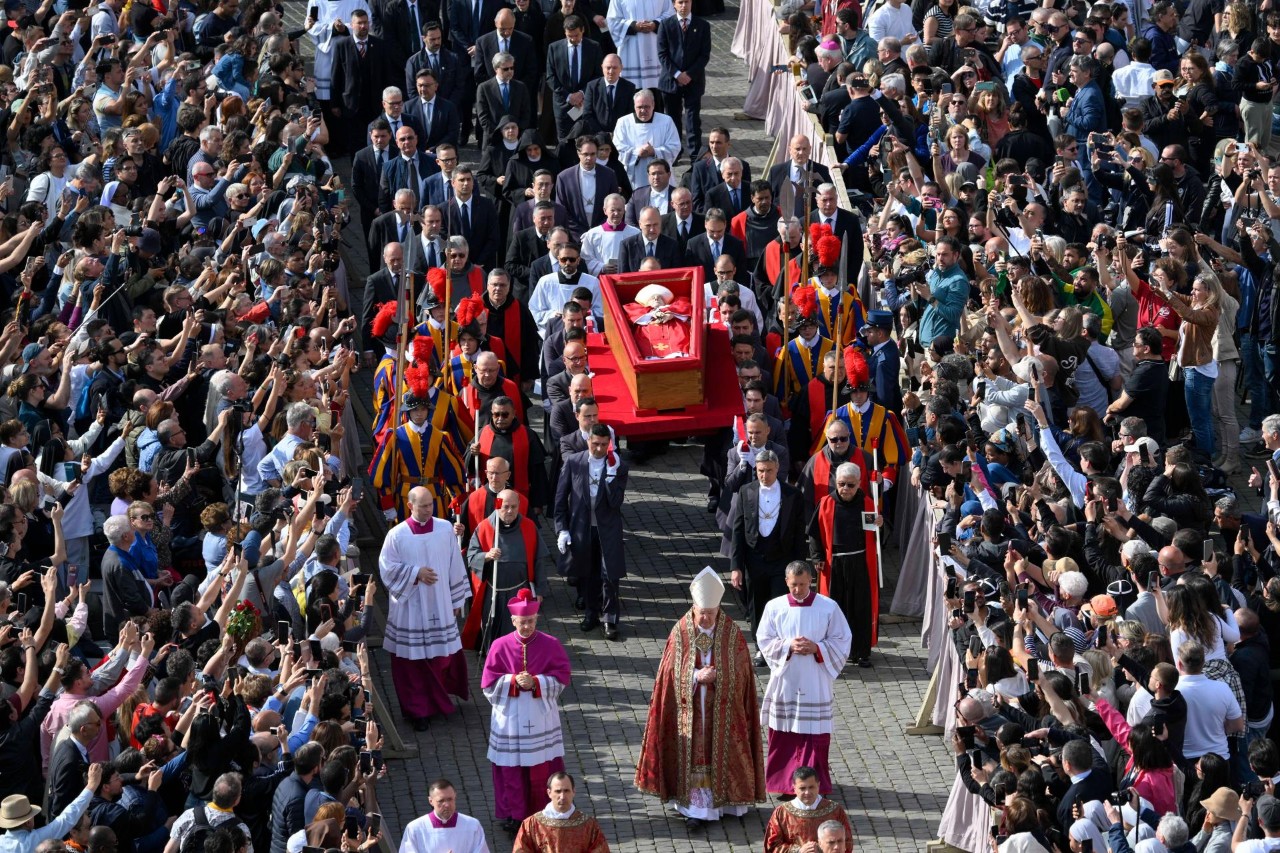 EN VIVO. Miles de fieles despiden al papa Francisco en la Basílica de San Pedro