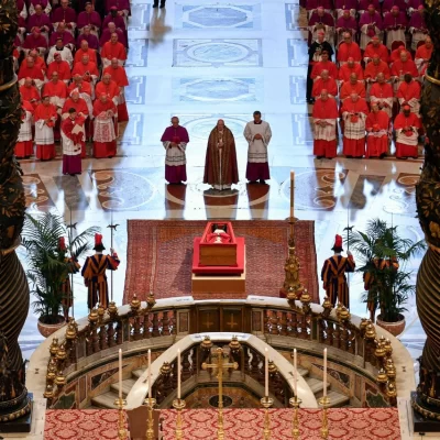 Muerte del papa Francisco: su féretro fue trasladado a la Basílica de San Pedro para su despedida