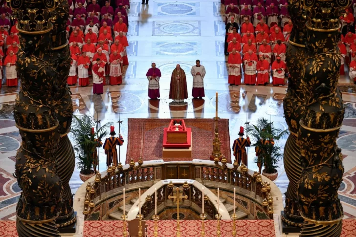Muerte del papa Francisco: su féretro fue trasladado a la Basílica de San Pedro para su despedida