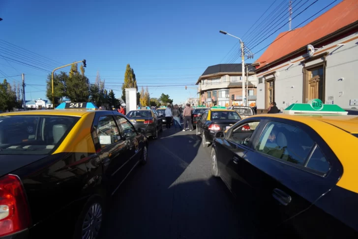  Protesta de taxistas y remiseros frente al Municipio de Río Gallegos. FOTO: LEANDRO FRANCO / LA OPINIÓN AUSTRAL.