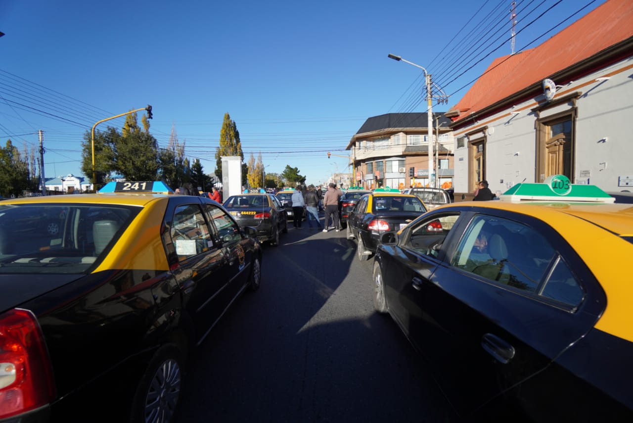  Protesta de taxistas y remiseros frente al Municipio de Río Gallegos. FOTO: LEANDRO FRANCO / LA OPINIÓN AUSTRAL.