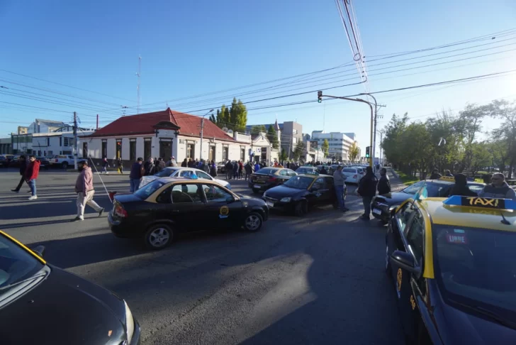 Corte de calles en el centro de Río Gallegos por una nueva protesta de taxis y remises