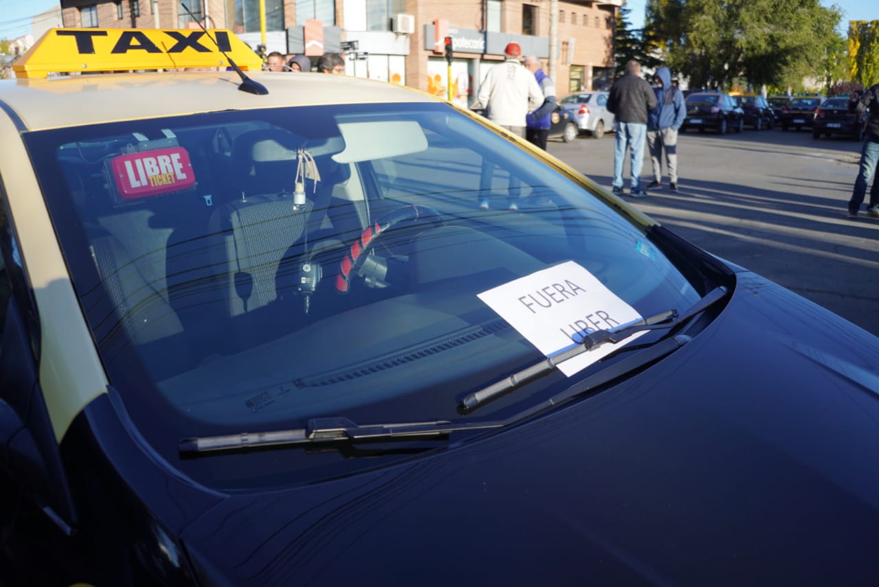  Protesta de taxistas y remiseros frente al Municipio de Río Gallegos. FOTO: LEANDRO FRANCO / LA OPINIÓN AUSTRAL.