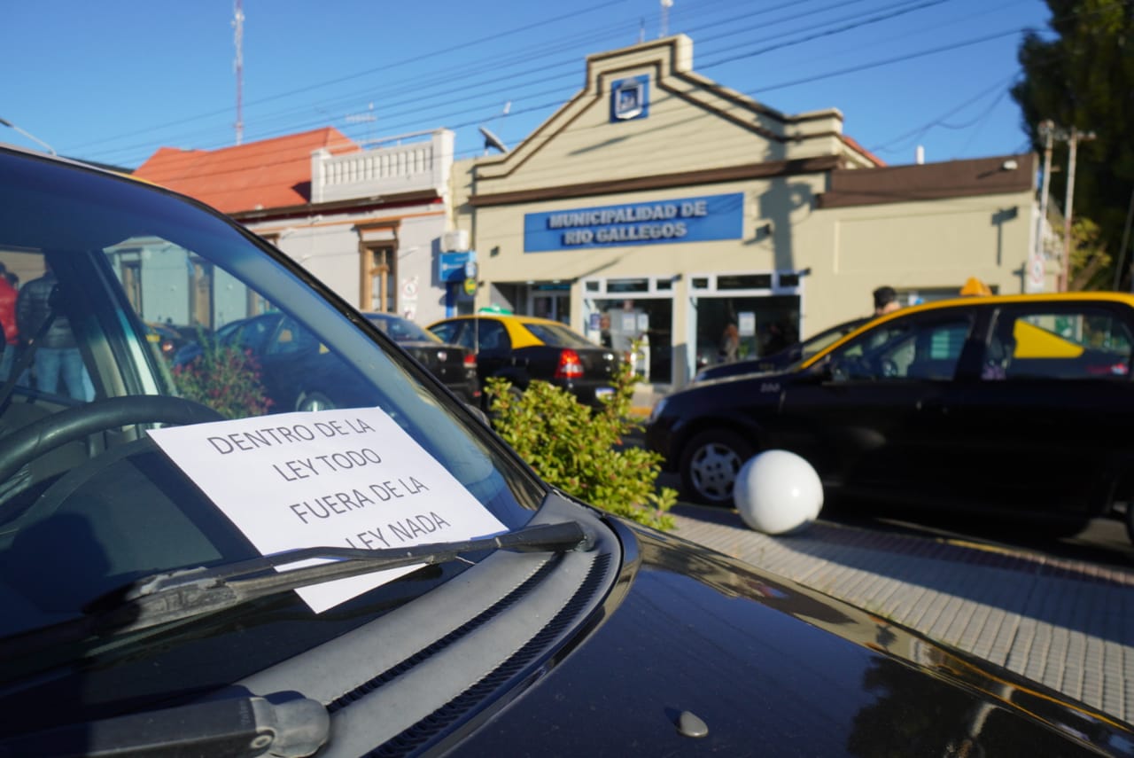  Protesta de taxistas y remiseros frente al Municipio de Río Gallegos. FOTO: LEANDRO FRANCO / LA OPINIÓN AUSTRAL.