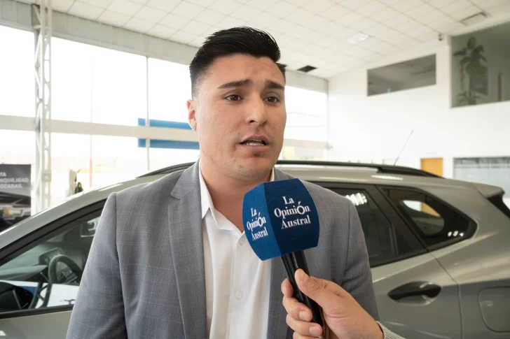  Alejandro, asesor de Veneto, muestra la nueva Chevrolet Tracker, uno de los modelos más vendidos por su seguridad y tecnología.