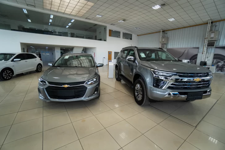 Concesionaria de Santa Cruz mantiene los precios de los autos a pesar de la devaluación y la quita del cepo al dólar en Argentina