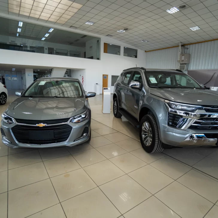 Concesionaria de Santa Cruz mantiene los precios de los autos a pesar de la devaluación y la quita del cepo al dólar en Argentina