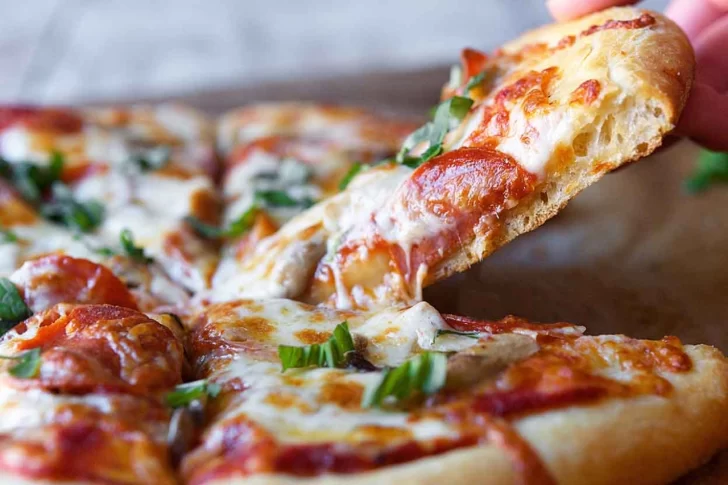 Receta de pizza casera tamaño gigante: una opción simple, económica y rendidora