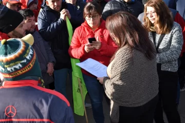 Intendenta de Piedra Buena otorgó la mitad del aumento prometido y desató un fuerte conflicto en el pueblo