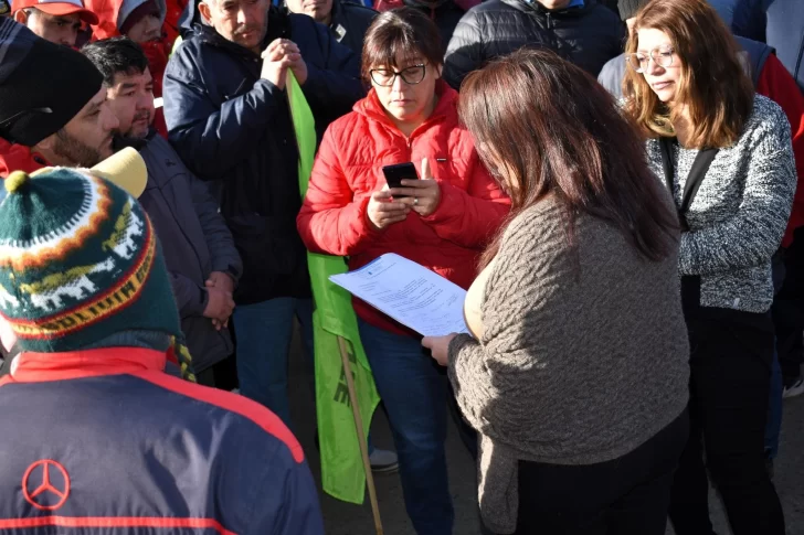 Intendenta de Piedra Buena otorgó la mitad del aumento prometido y desató un fuerte conflicto en el pueblo