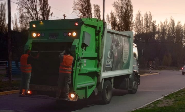 Empleado municipal de Los Antiguos quedó gravemente herido al caer de camión de basura y ser aplastado por una rueda