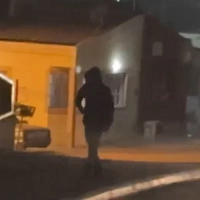 Inseguridad en Caleta Olivia: denunciaron violento robo de adolescentes a un joven, lo agarraron del cuello y le robaron el celular