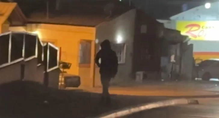 Inseguridad en Caleta Olivia: denunciaron violento robo de adolescentes a un joven, lo agarraron del cuello y le robaron el celular