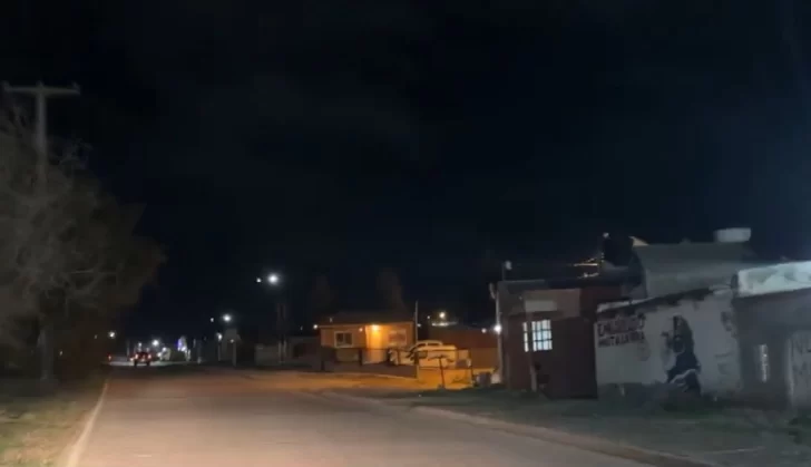 Inseguridad en Caleta Olivia: denunciaron violento robo de adolescentes a un joven, lo agarraron del cuello y le robaron el celular Inseguridad en Caleta Olivia: denunciaron violento robo de adolescentes a un joven, lo agarraron del cuello y le robaron el celular