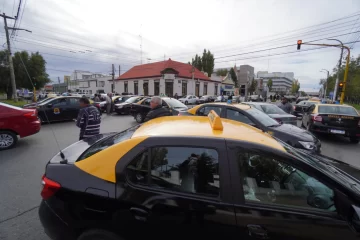Bocinazo de taxistas en Río Gallegos: protestaron frente a la Municipalidad por la crisis del sector