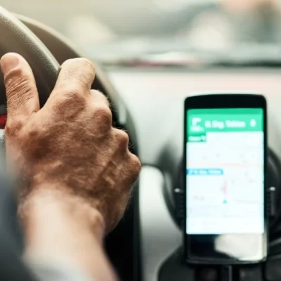 Pidió un Uber, el conductor le exigió un pago insólito y lo amenazó con un arma