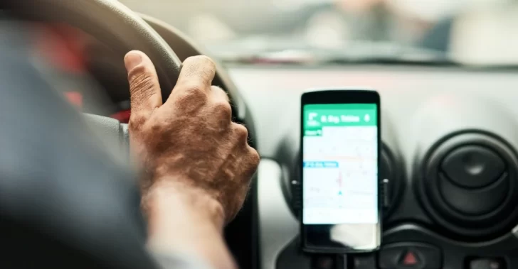 Pidió un Uber, el conductor le exigió un pago insólito y lo amenazó con un arma