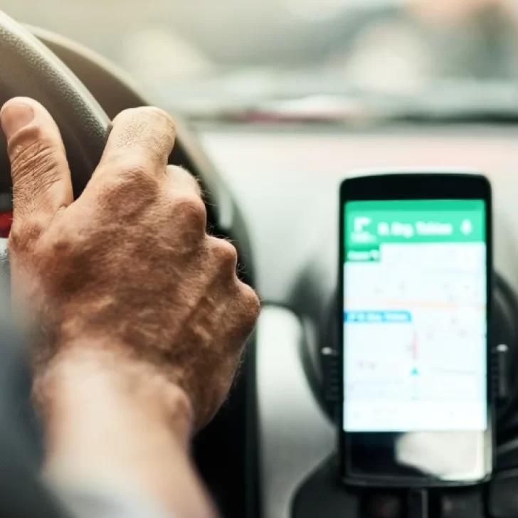 Pidió un Uber, el conductor le exigió un pago insólito y lo amenazó con un arma