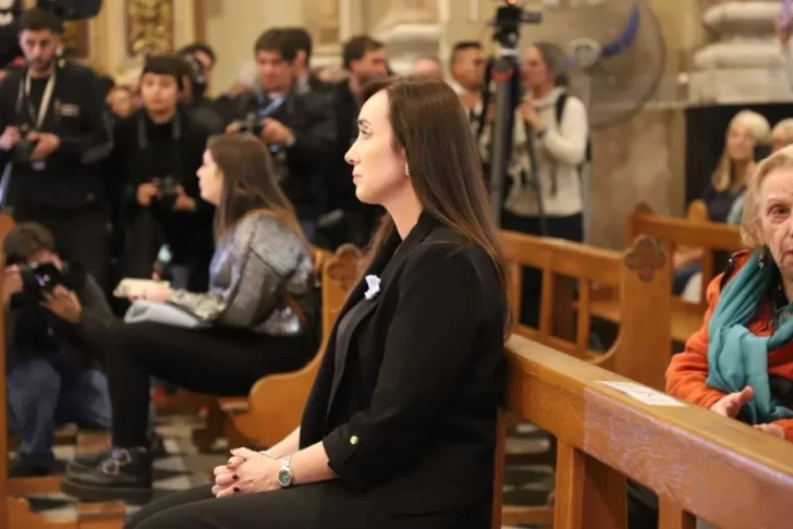 Abucheos contra Victoria Villarruel a la salida de una misa por el Papa Francisco