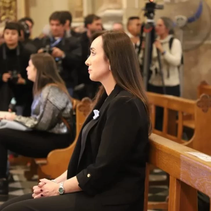 Abucheos contra Victoria Villarruel a la salida de una misa por el Papa Francisco