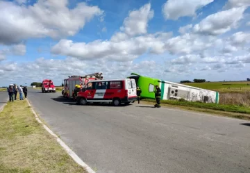 Tragedia en la ruta: Más de 20 personas subieron en Comodoro al colectivo que volcó en General La Madrid