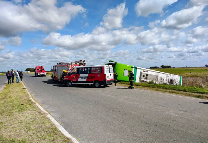 Tragedia en la ruta: Más de 20 personas subieron en Comodoro al colectivo que volcó en General La Madrid