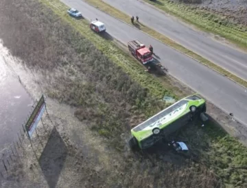 Tragedia en la Ruta 51: Esperan grúa para rescatar a dos personas atrapadas bajo el colectivo que iba de Caleta a La Plata