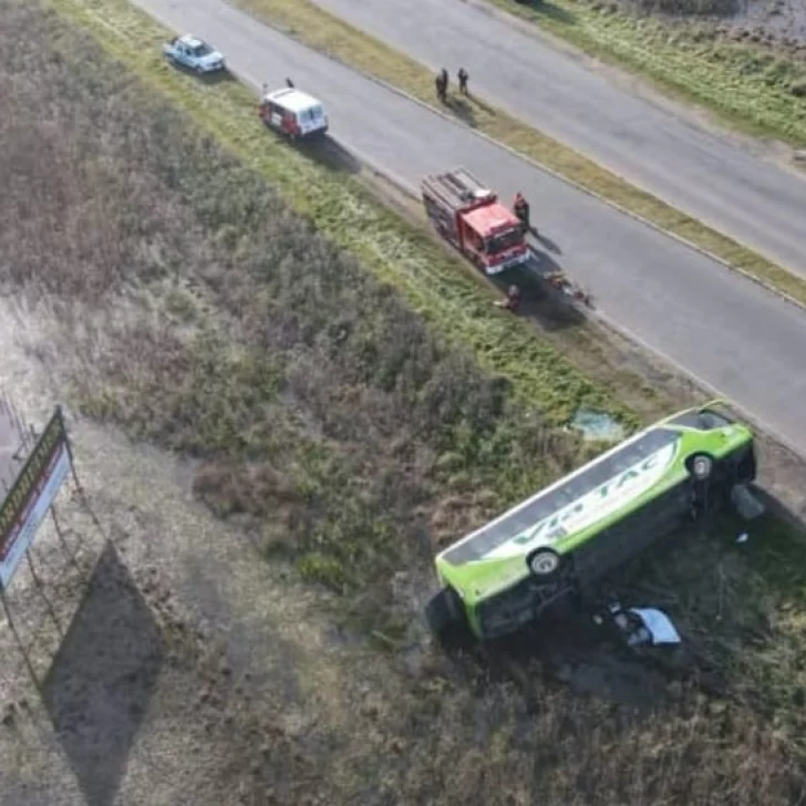 Tragedia en la Ruta 51: Esperan grúa para rescatar a dos personas atrapadas bajo el colectivo que iba de Caleta a La Plata