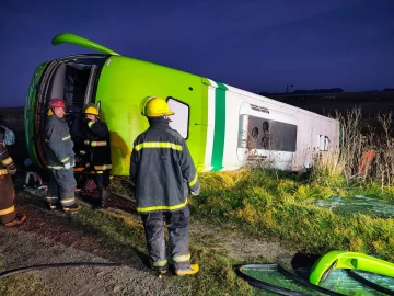 Tragedia en la Ruta: Volcó un colectivo que salió de Caleta Olivia y hay al menos cinco muertos