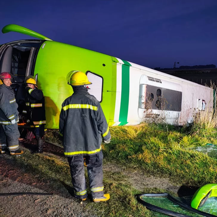 Tragedia en la Ruta: Volcó un colectivo que salió de Caleta Olivia y hay al menos cinco muertos