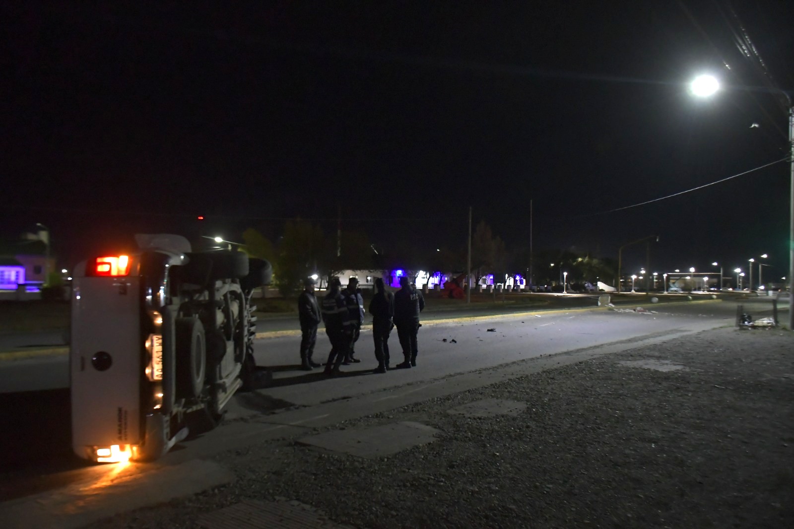 Impactante accidente en la Av. San Martín: una camioneta volcó tras chocar contra un semáforo